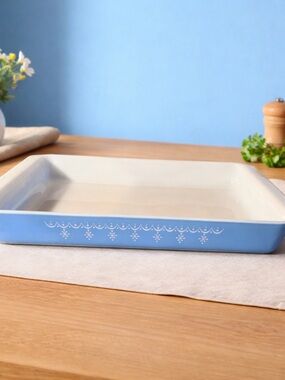 Vintage Pyrex lasagna baking pan in the Snowflake Blue pattern
